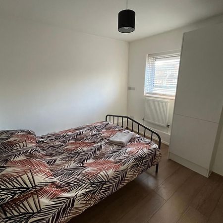 Immaculate 2 Bed Flat With Free Parking! Apartment วัตฟอร์ด ภายนอก รูปภาพ