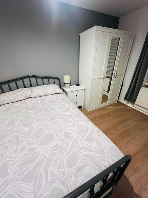Immaculate 2 Bed Flat With Free Parking! Apartment วัตฟอร์ด ภายนอก รูปภาพ