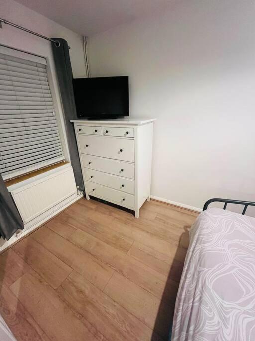 Immaculate 2 Bed Flat With Free Parking! Apartment วัตฟอร์ด ภายนอก รูปภาพ