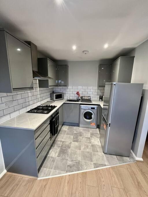 Immaculate 2 Bed Flat With Free Parking! Apartment วัตฟอร์ด ภายนอก รูปภาพ