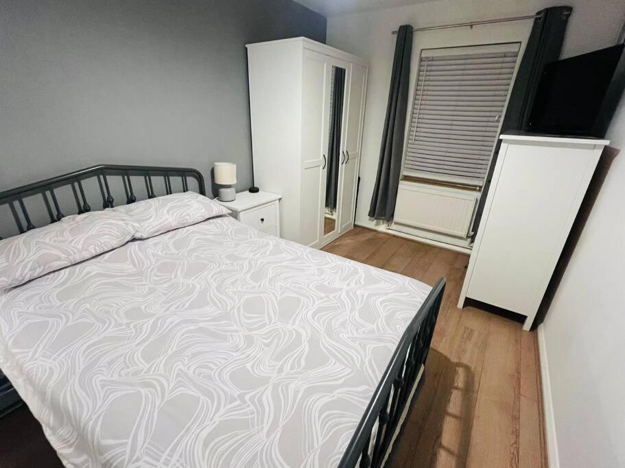 Immaculate 2 Bed Flat With Free Parking! Apartment วัตฟอร์ด ภายนอก รูปภาพ