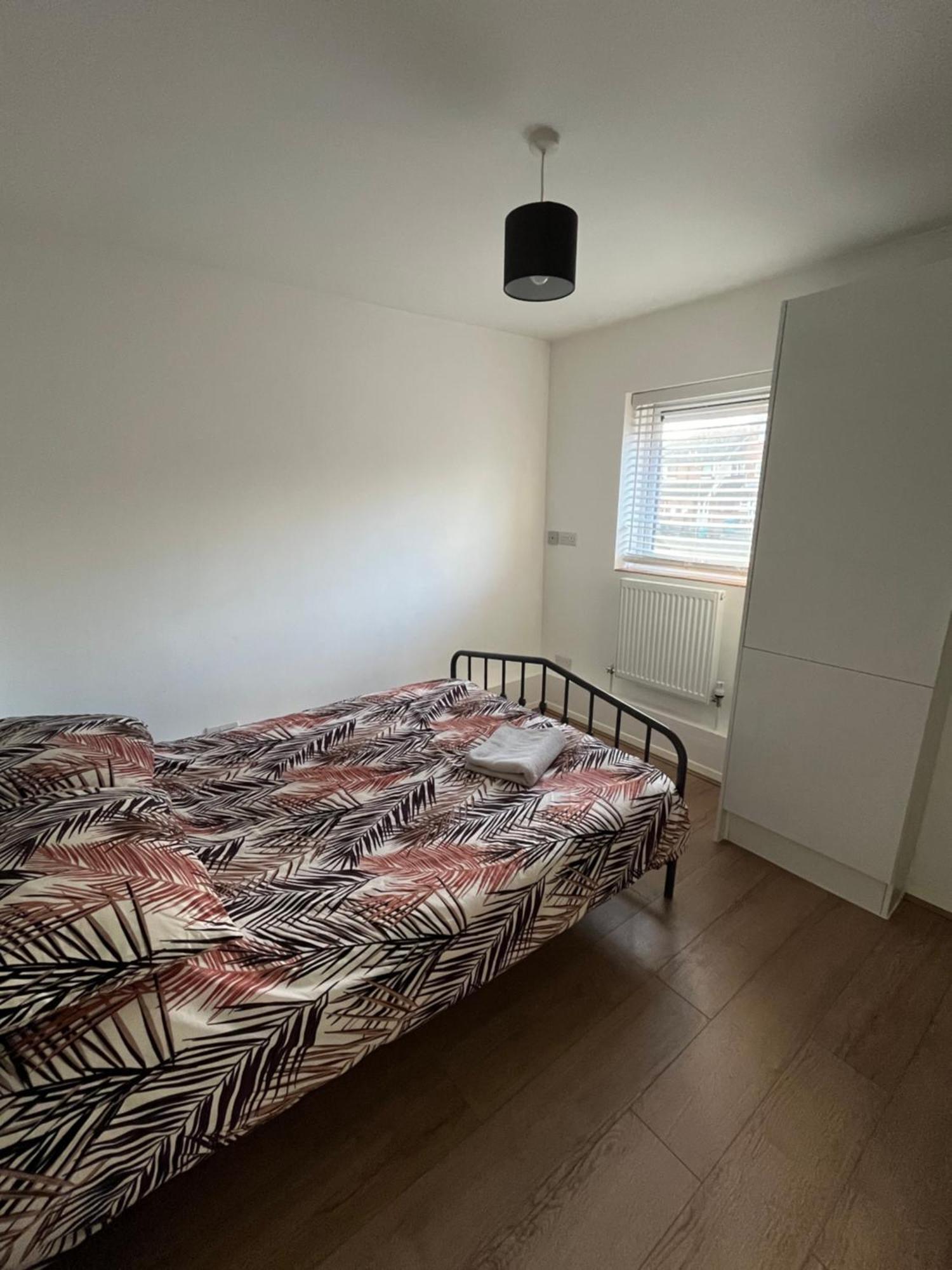 Immaculate 2 Bed Flat With Free Parking! Apartment วัตฟอร์ด ภายนอก รูปภาพ